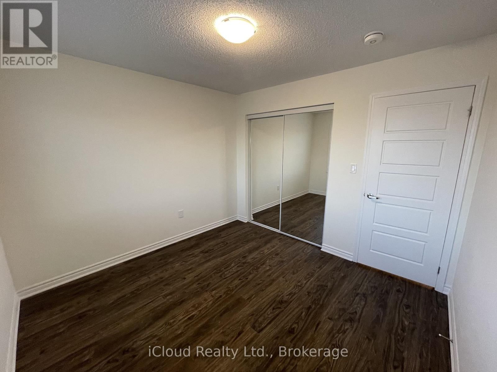 1360 SYCAMORE GARDENS Image 37