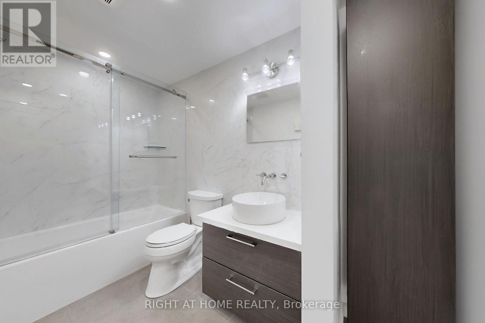 6 - 400 BLOOR STREET Image 22