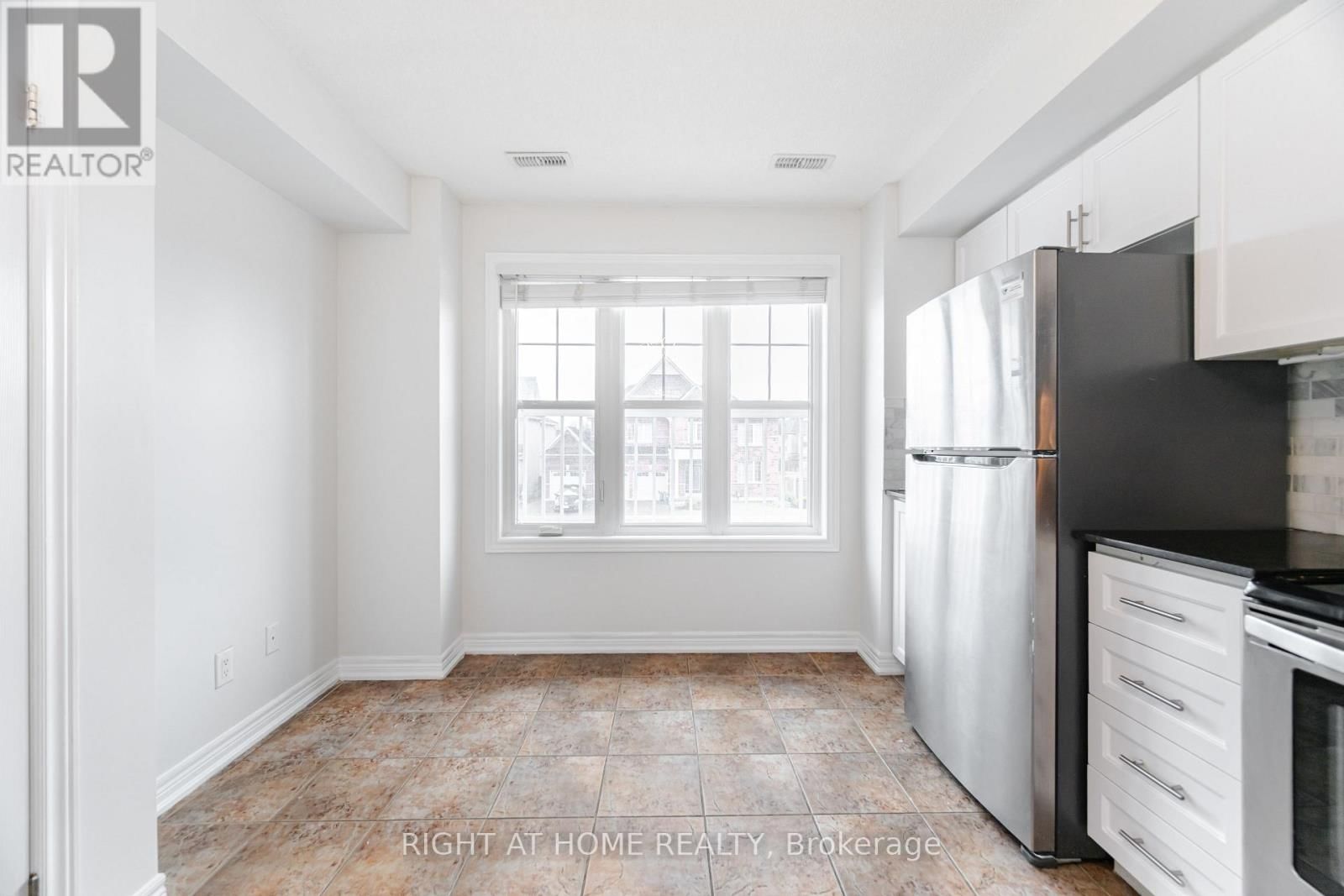 18 - 1380 COSTIGAN ROAD Image 9