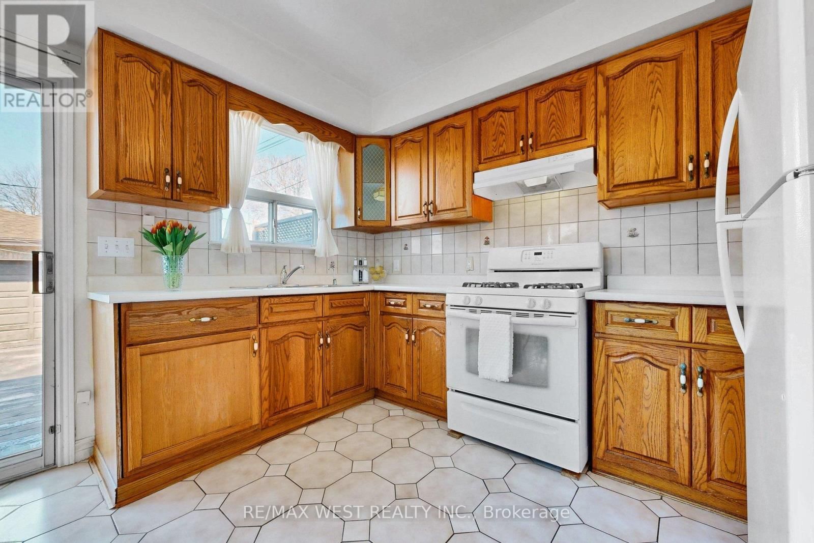 190 BELGRAVIA AVENUE Image 12