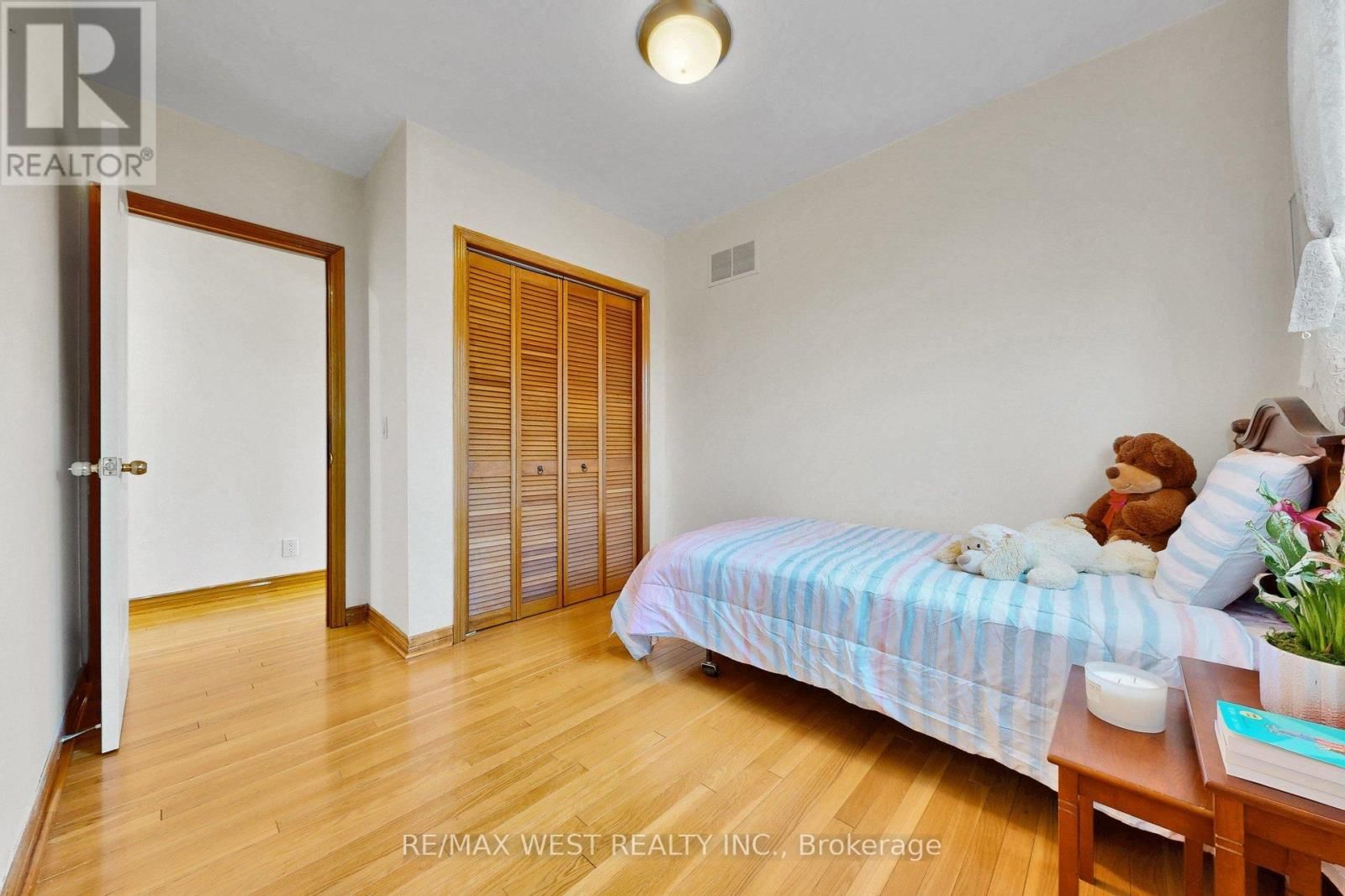 190 BELGRAVIA AVENUE Image 23