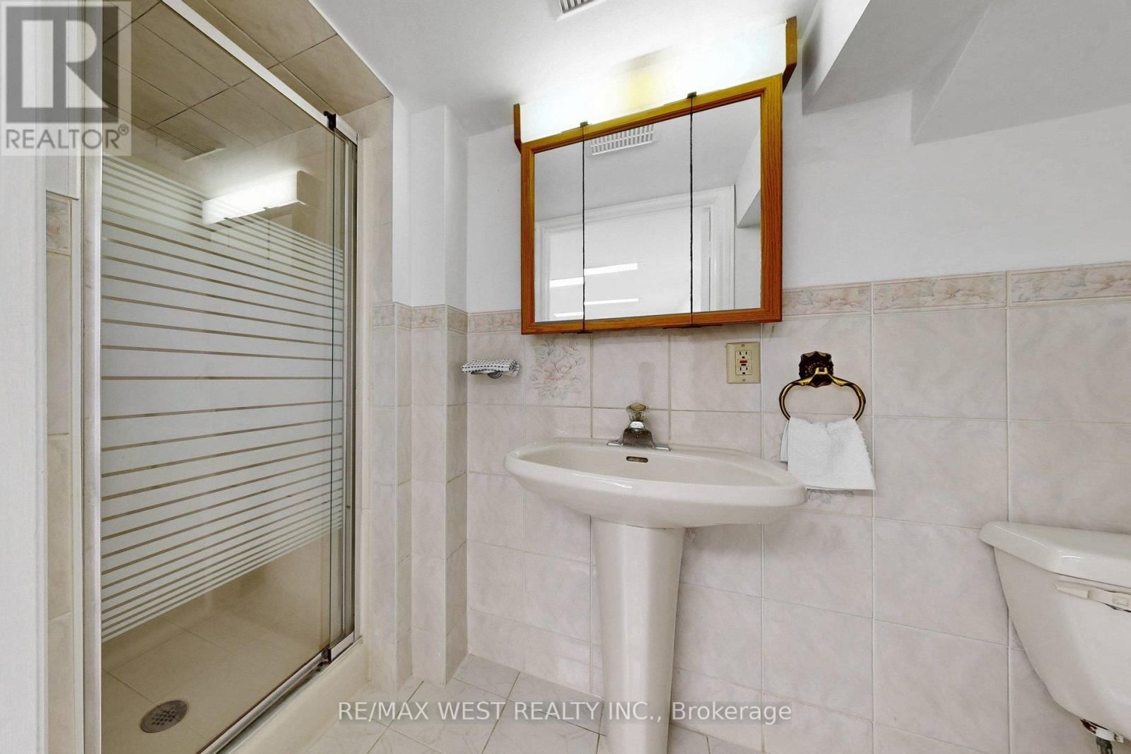 190 BELGRAVIA AVENUE Image 32