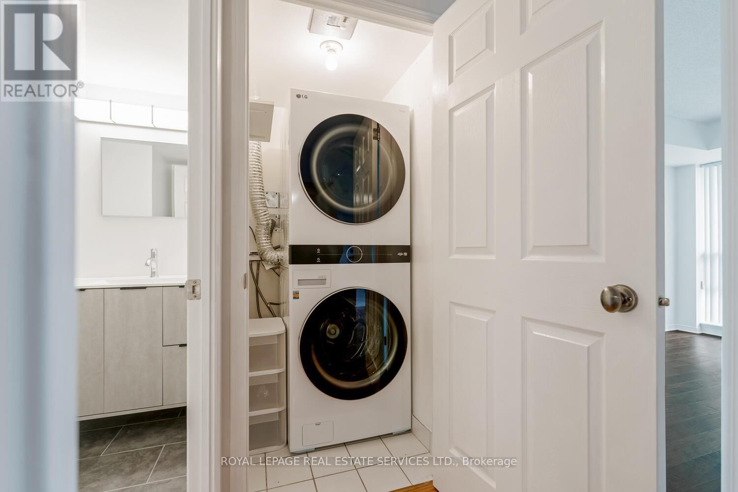 311 - 17 MICHAEL POWER PLACE Image 8