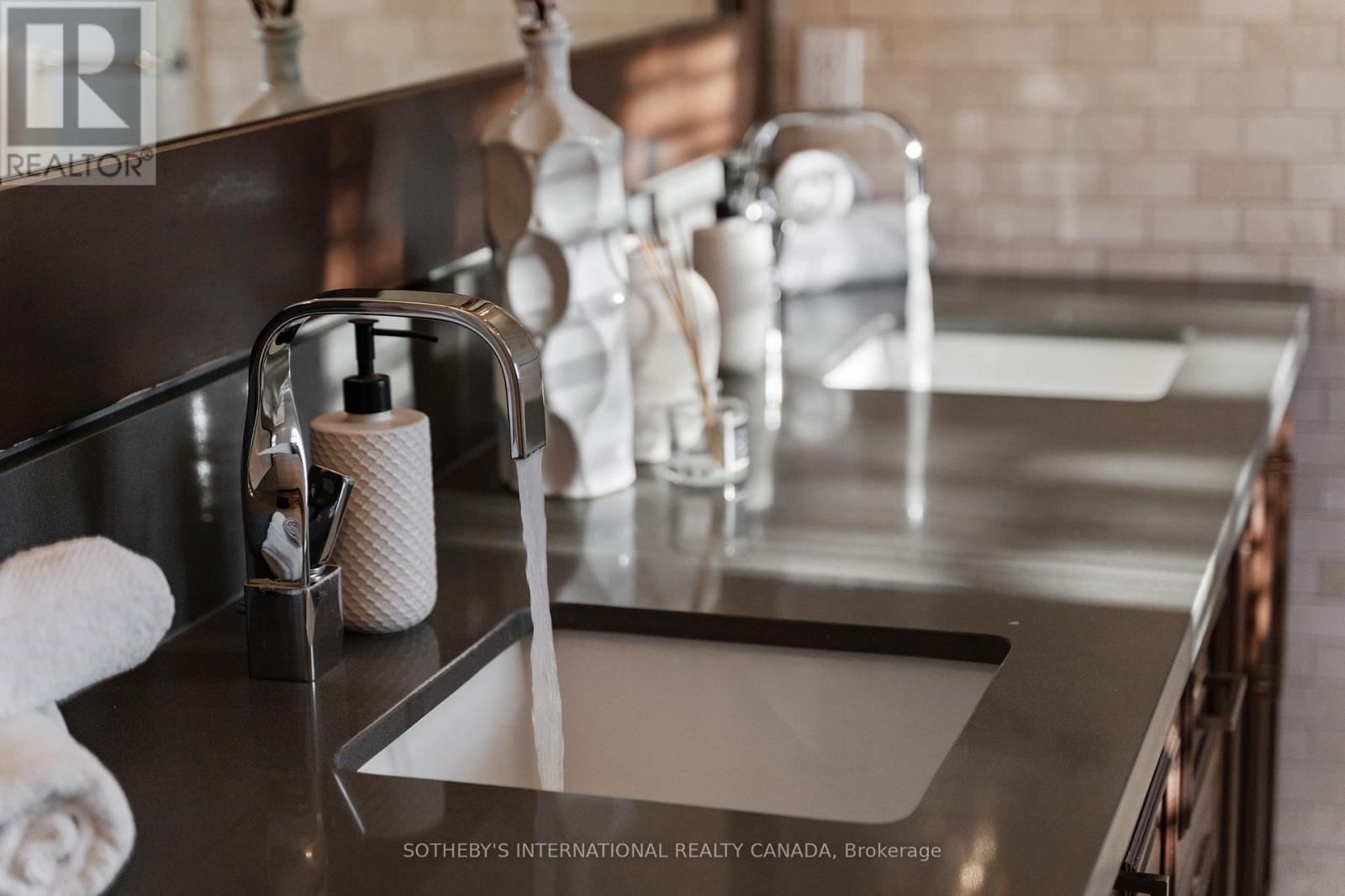 1939 CALGARY COURT Image 28