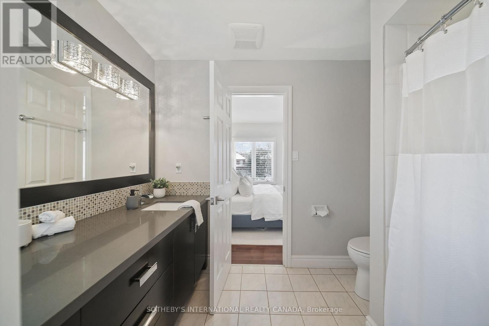 1939 CALGARY COURT Image 33