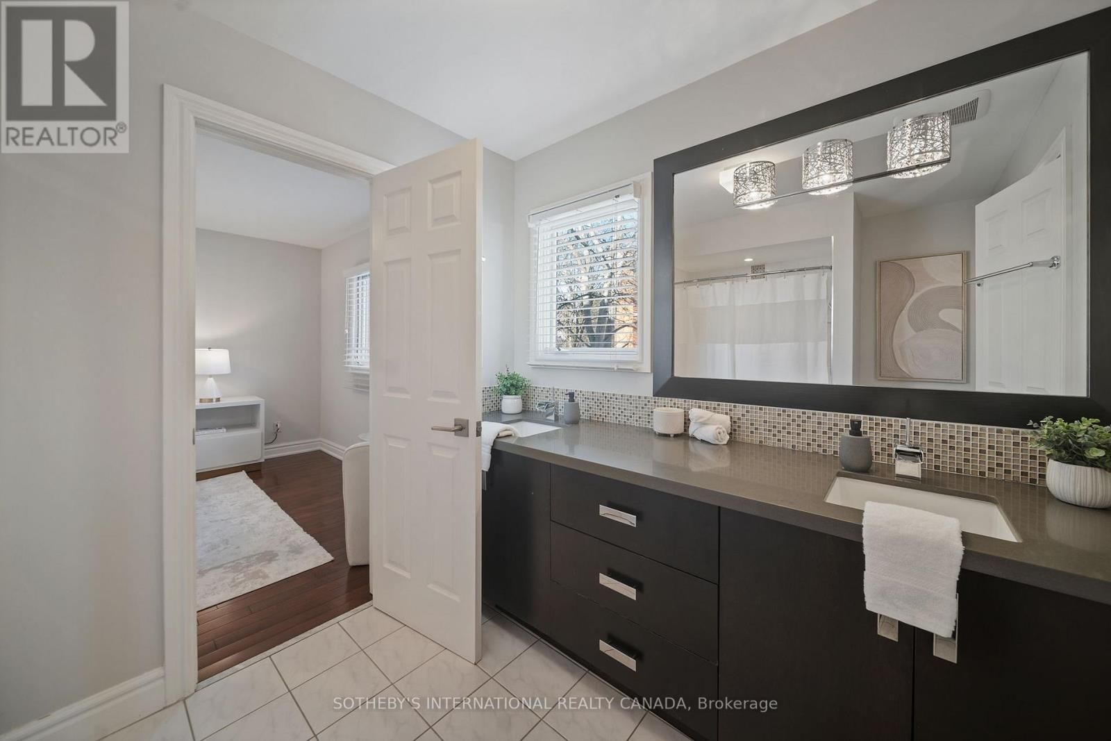 1939 CALGARY COURT Image 34