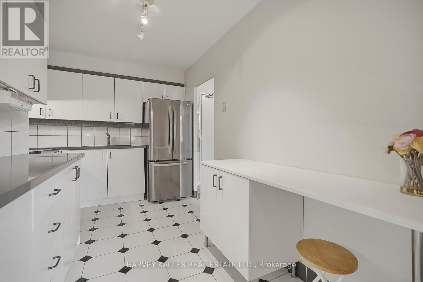 206 - 80 COE HILL DRIVE Image 10