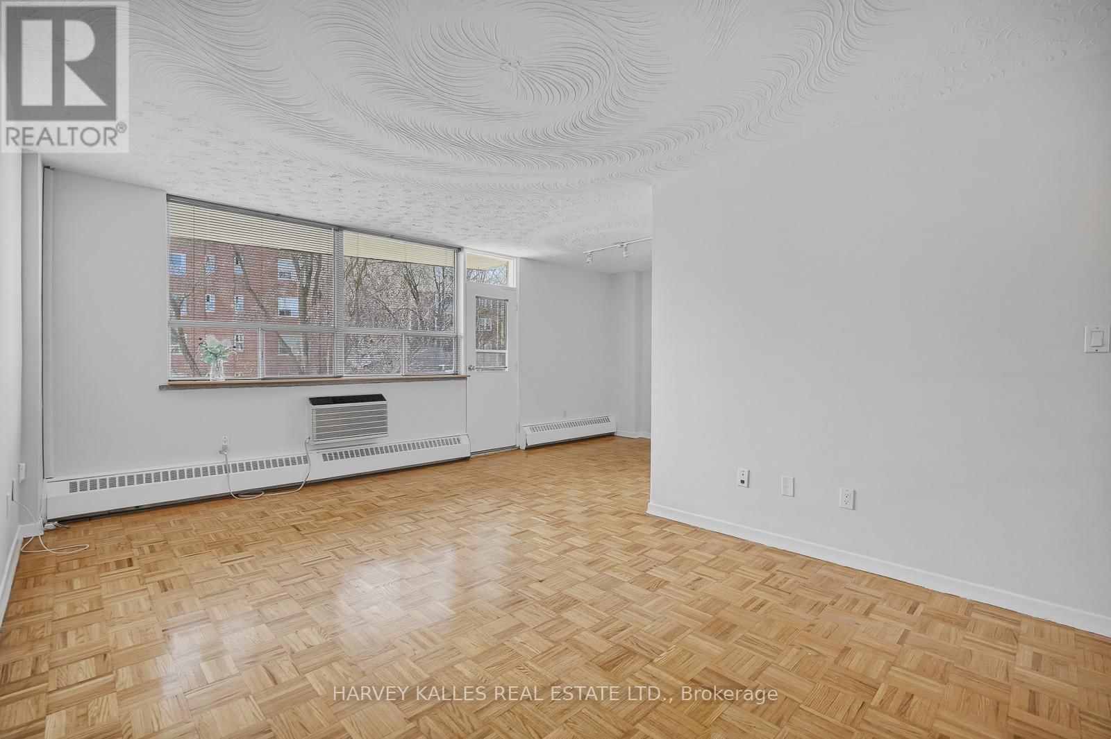 206 - 80 COE HILL DRIVE Image 3