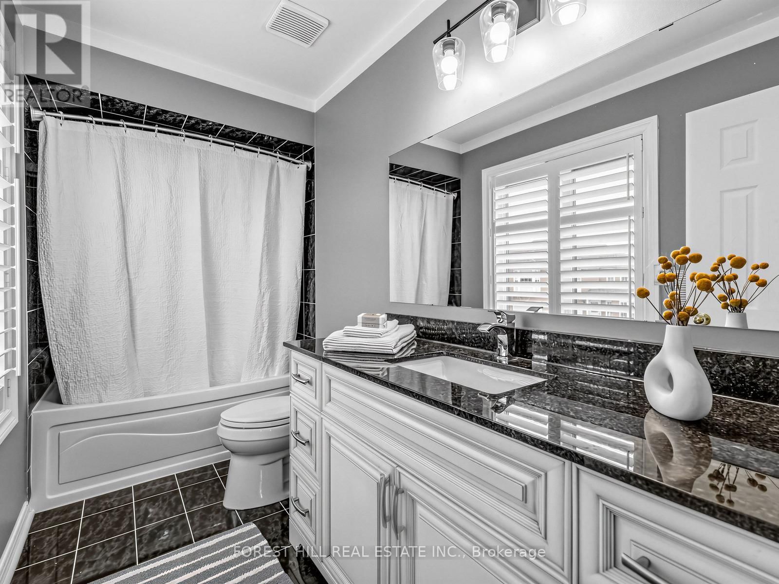 5 MANITOBA PLACE Image 12