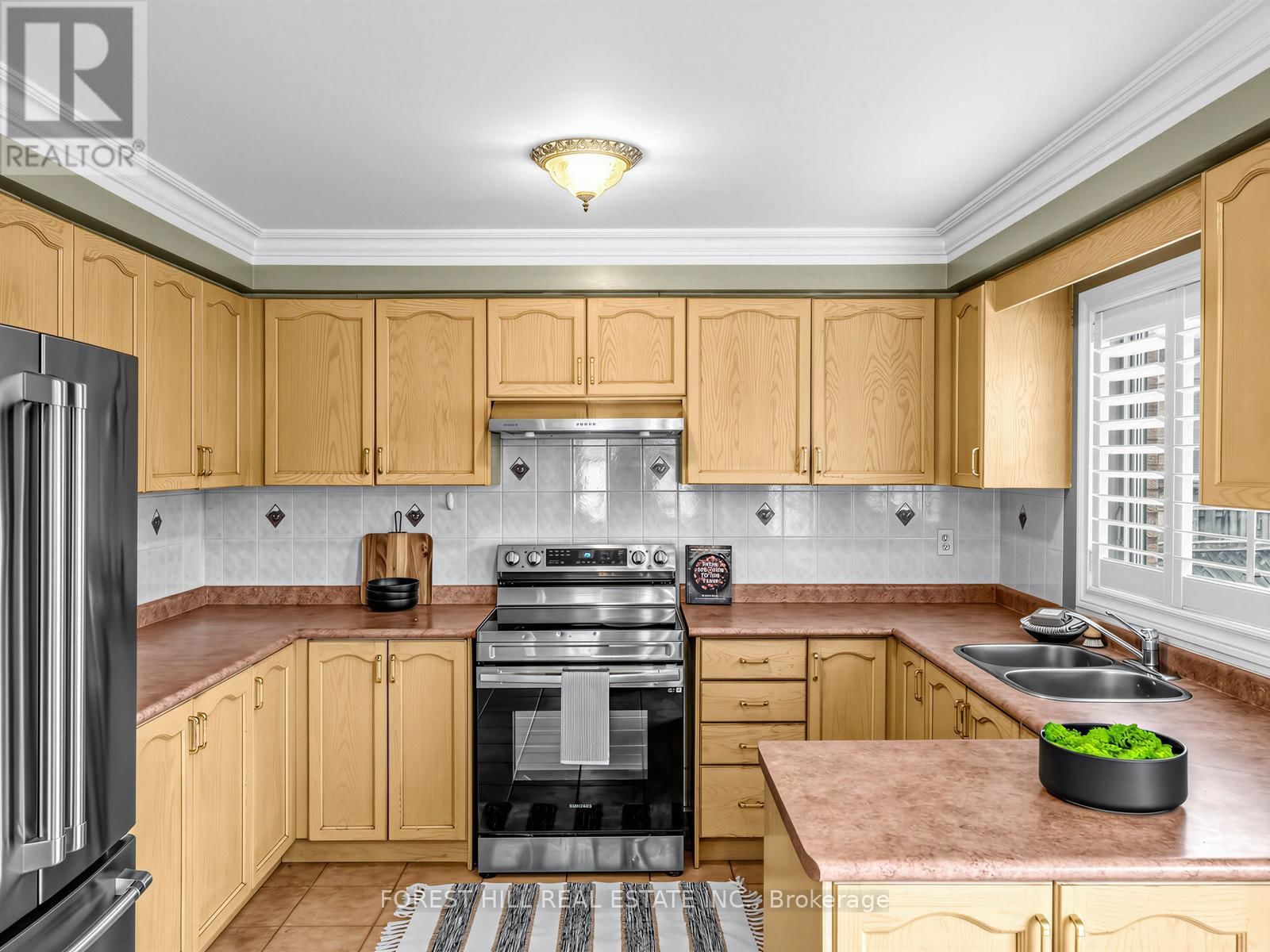 5 MANITOBA PLACE Image 6