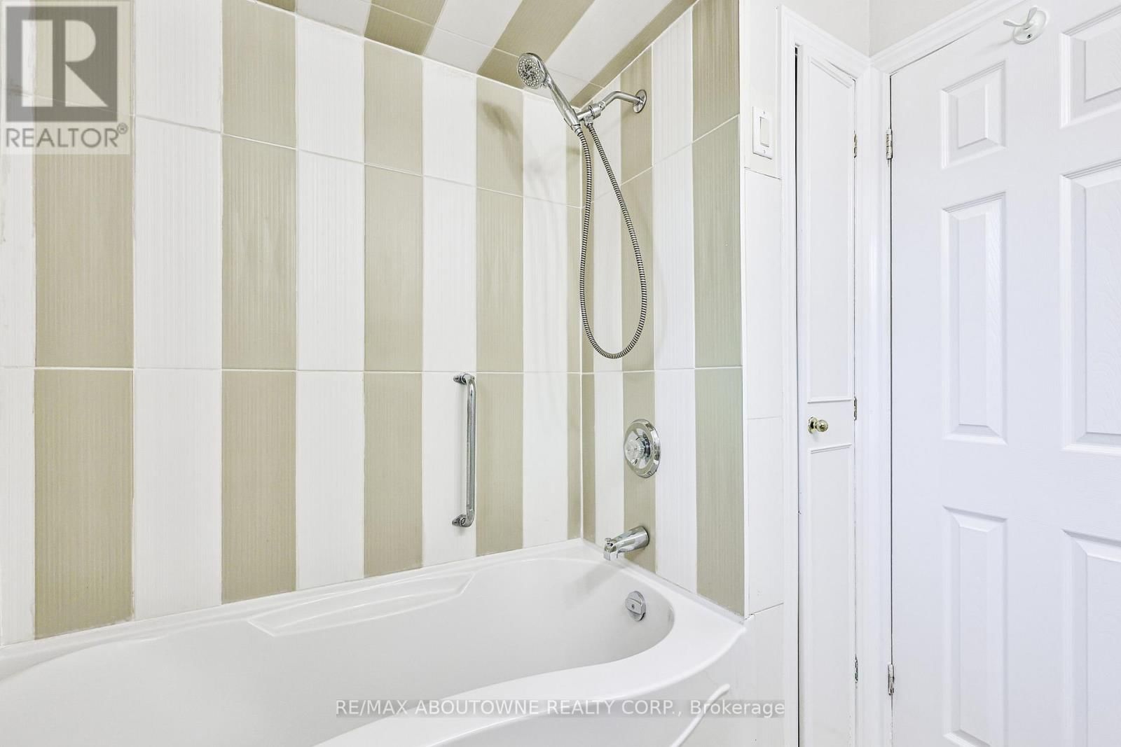 2063 HIXON STREET Image 17