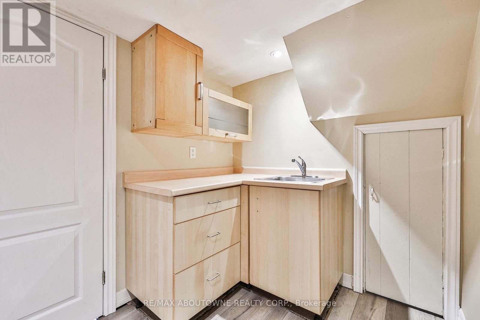 2063 HIXON STREET Image 32