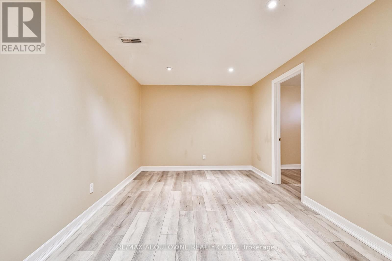 2063 HIXON STREET Image 33