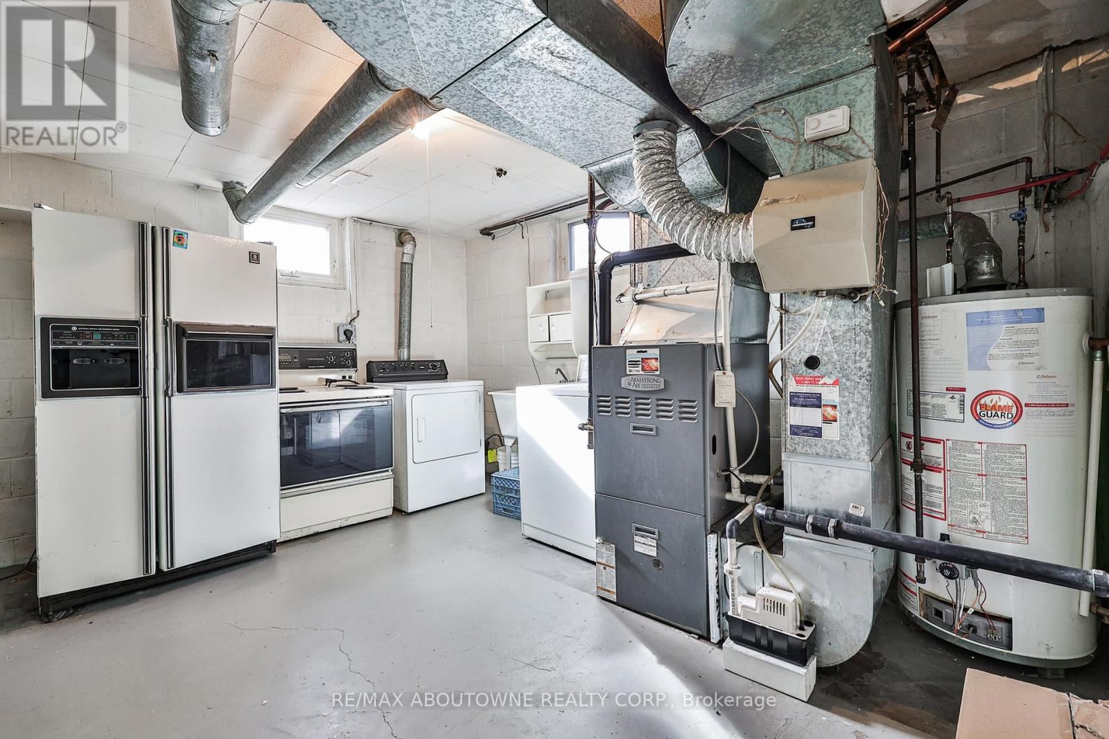 2063 HIXON STREET Image 37