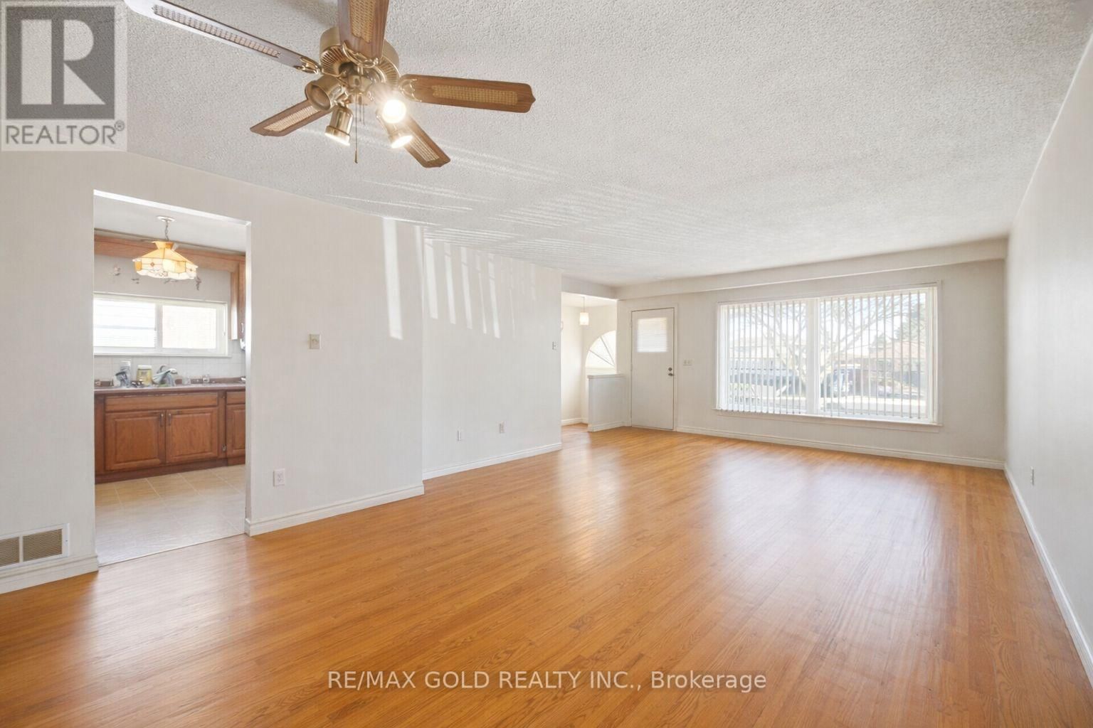 877 CONSORT CRESCENT Image 10