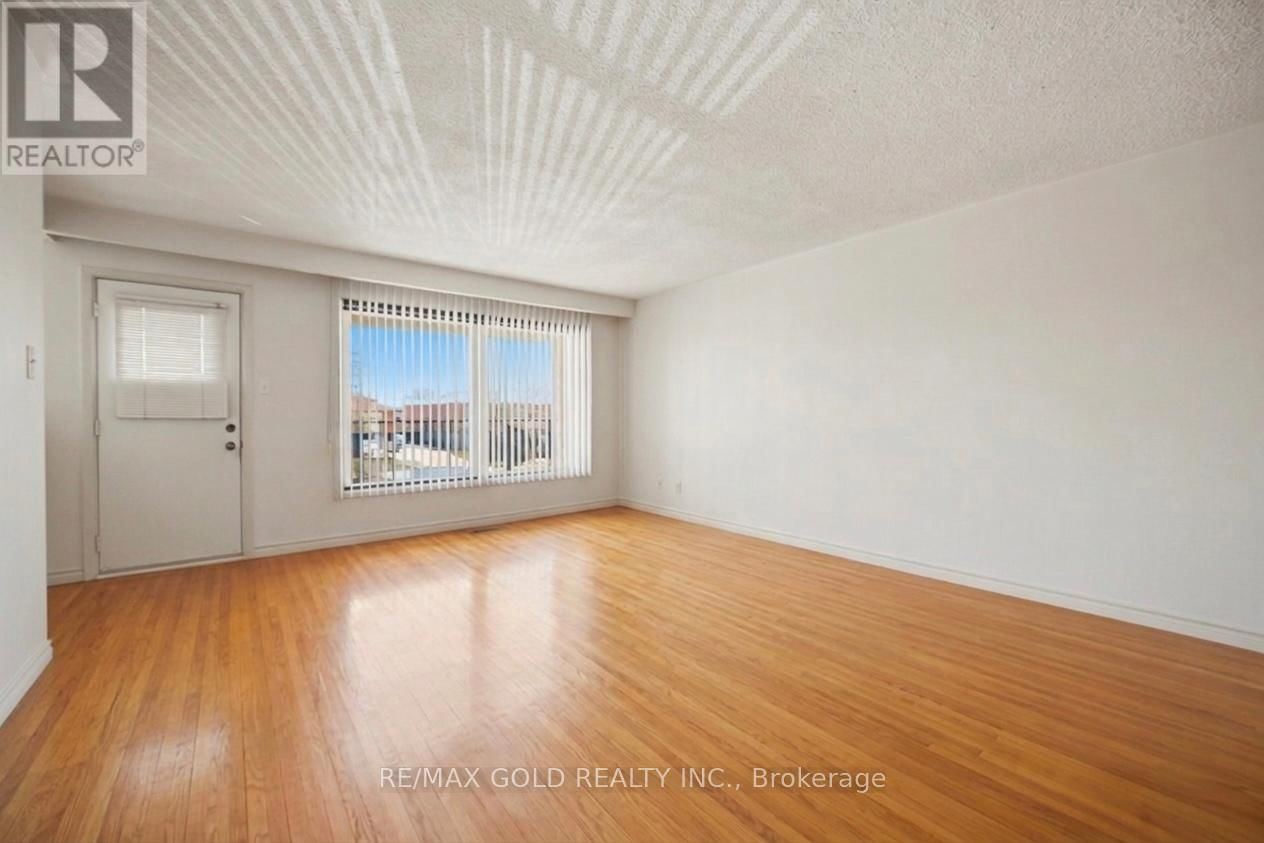 877 CONSORT CRESCENT Image 11