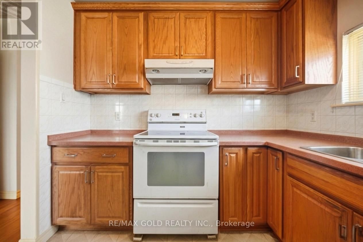 877 CONSORT CRESCENT Image 12