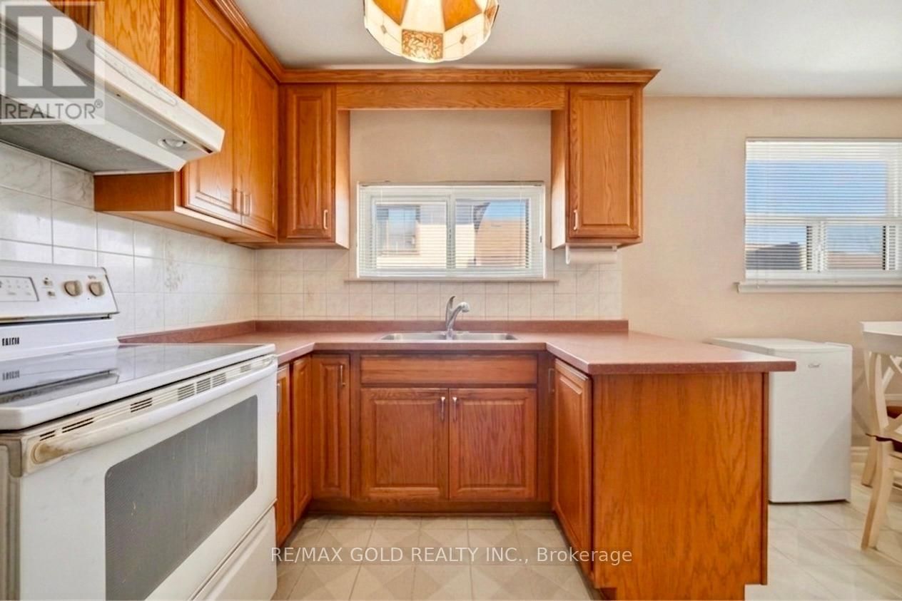 877 CONSORT CRESCENT Image 13