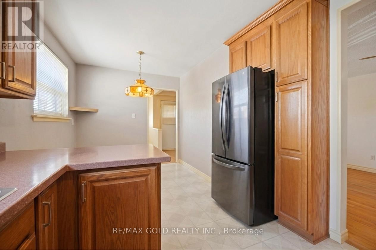 877 CONSORT CRESCENT Image 14