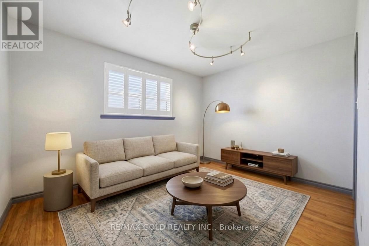 877 CONSORT CRESCENT Image 16