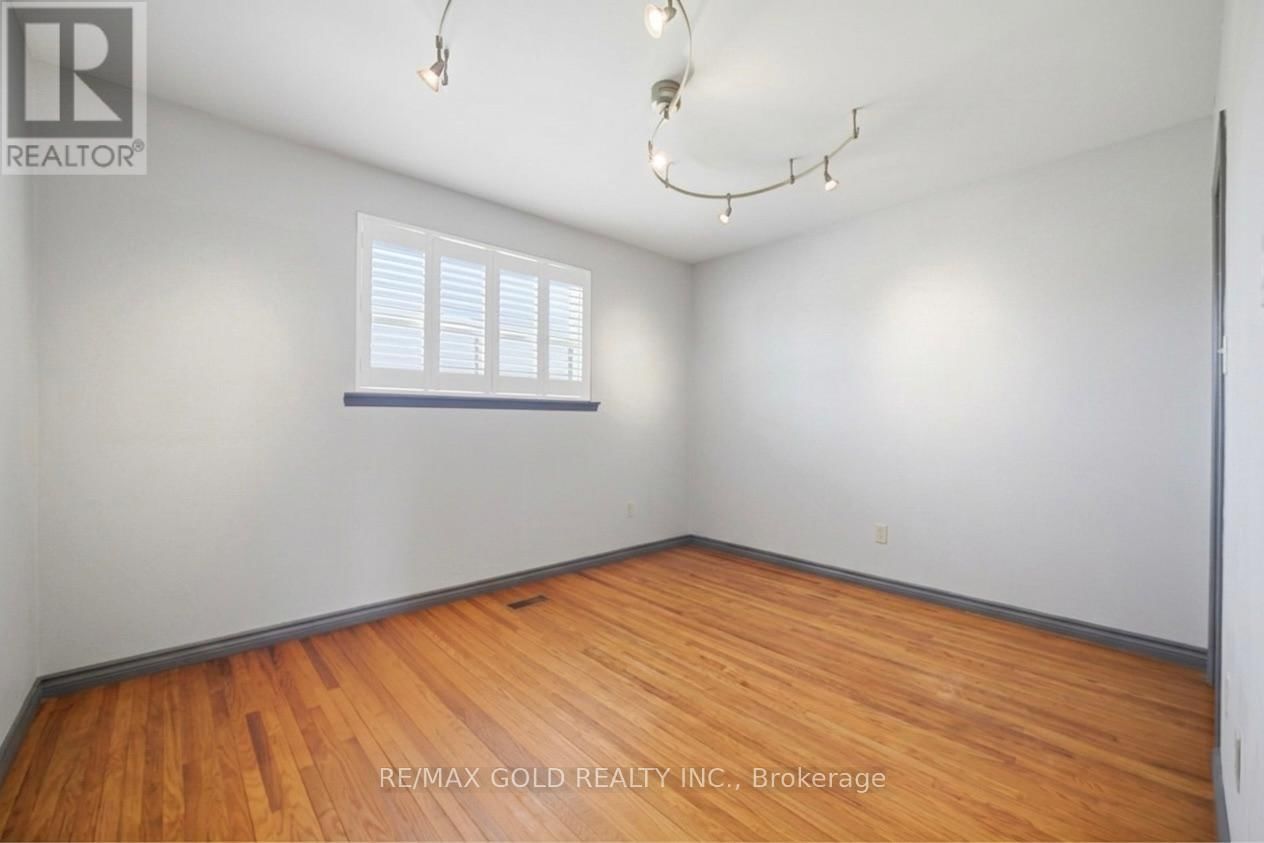 877 CONSORT CRESCENT Image 17