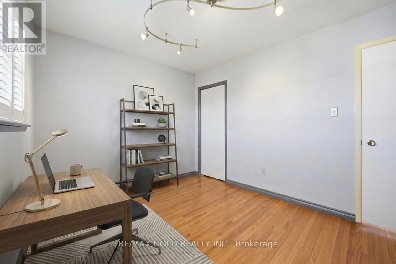 877 CONSORT CRESCENT Image 18