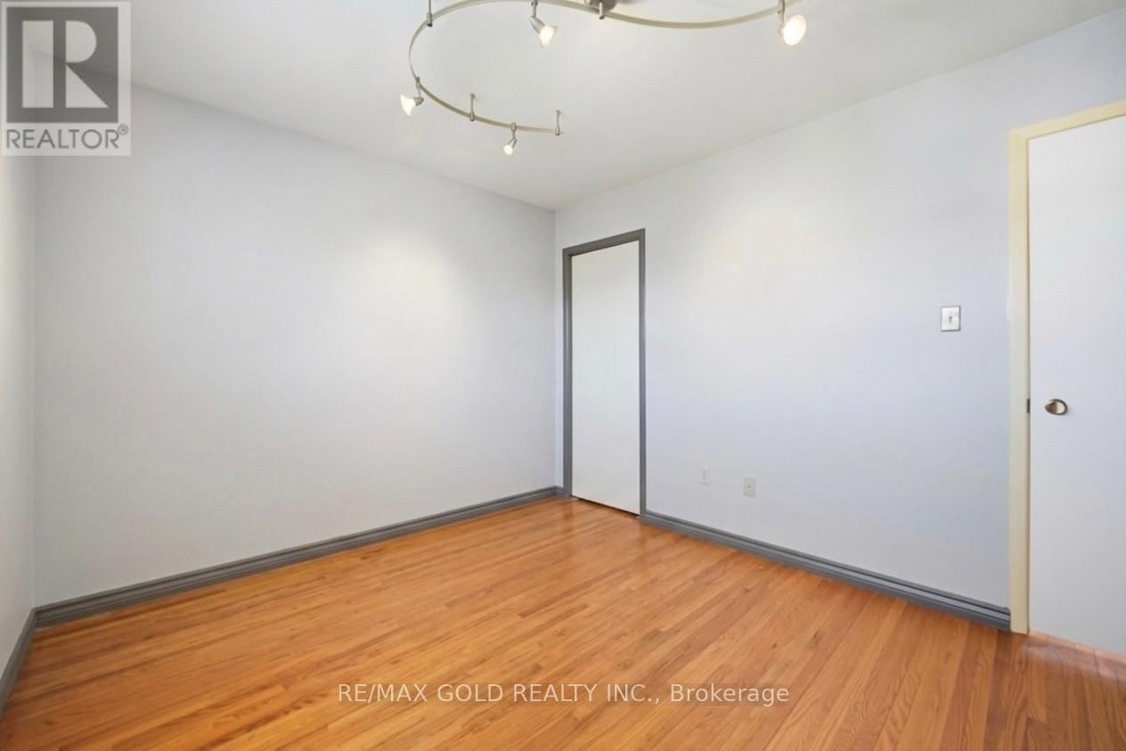 877 CONSORT CRESCENT Image 19