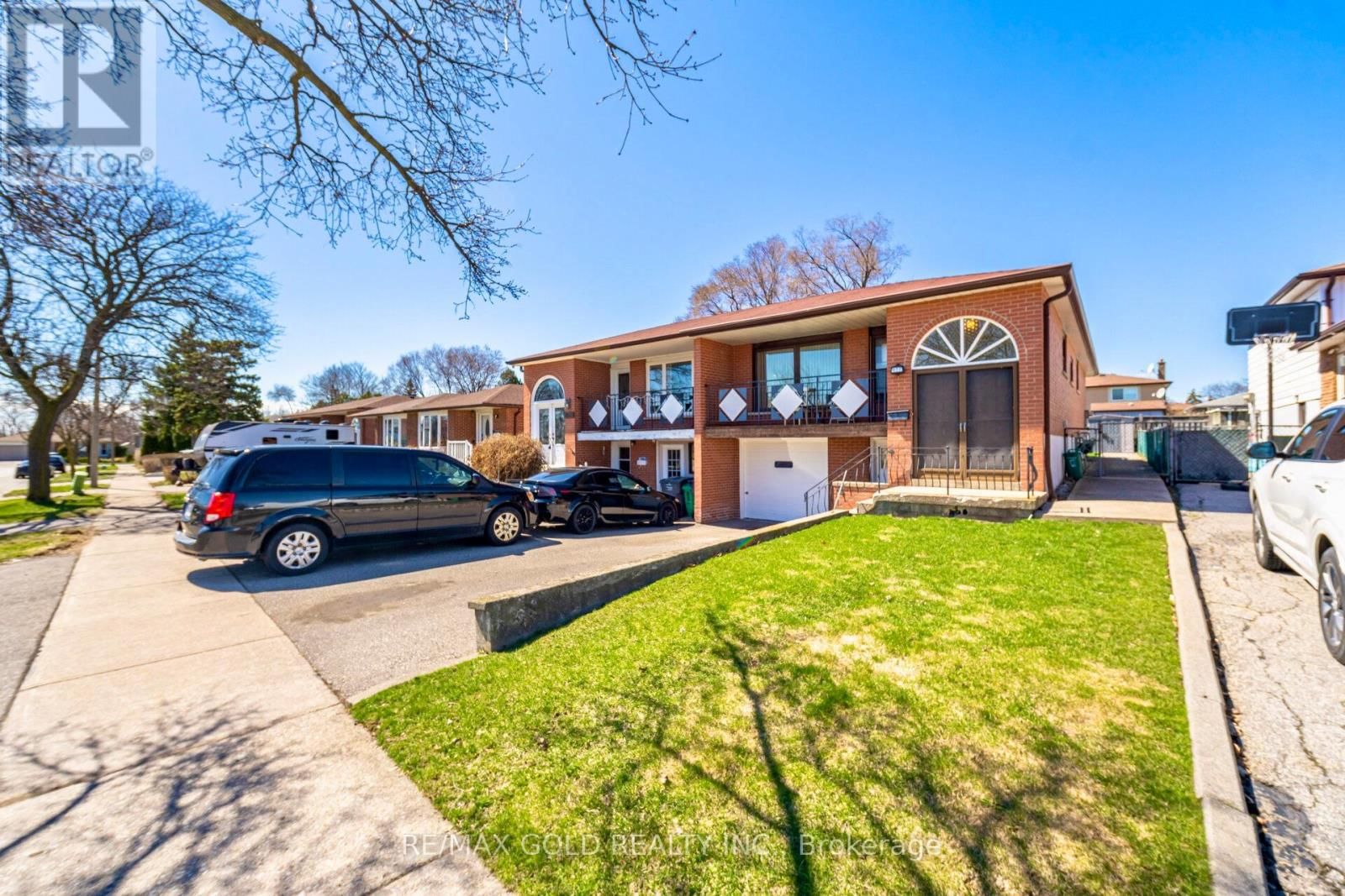 877 CONSORT CRESCENT Image 2