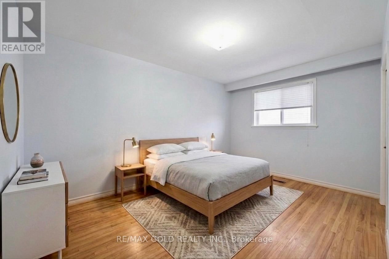 877 CONSORT CRESCENT Image 20