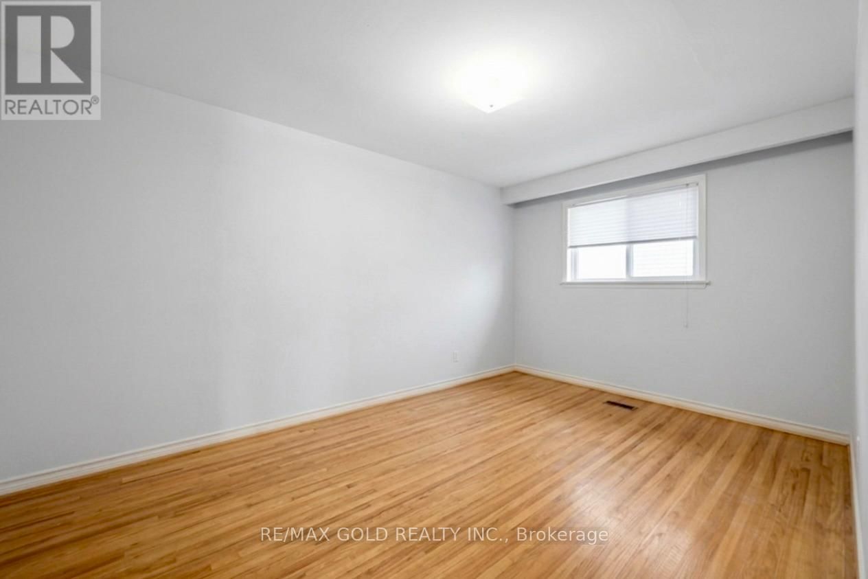 877 CONSORT CRESCENT Image 21