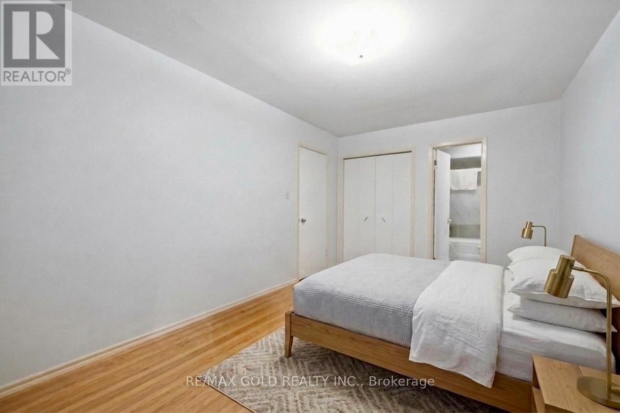 877 CONSORT CRESCENT Image 22