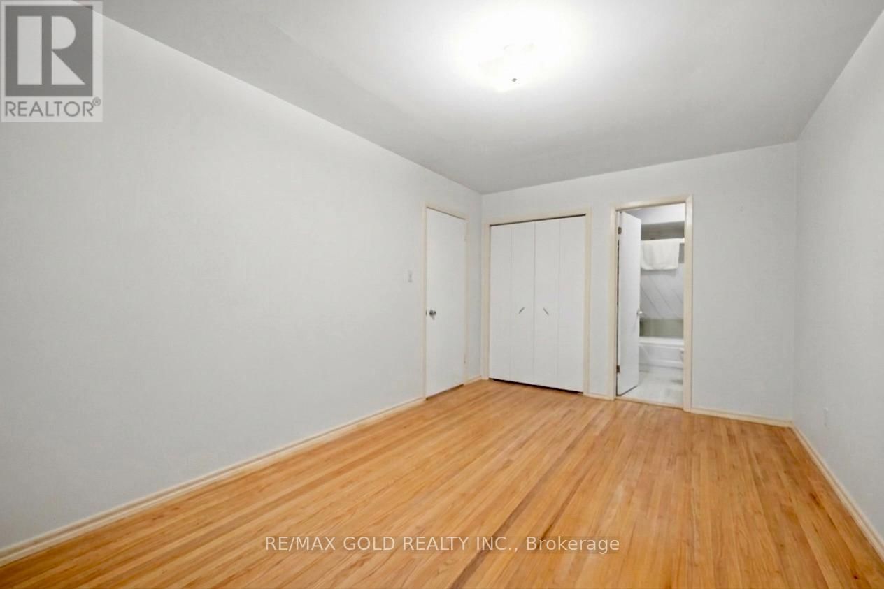 877 CONSORT CRESCENT Image 23