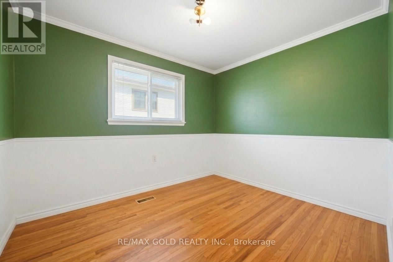 877 CONSORT CRESCENT Image 25