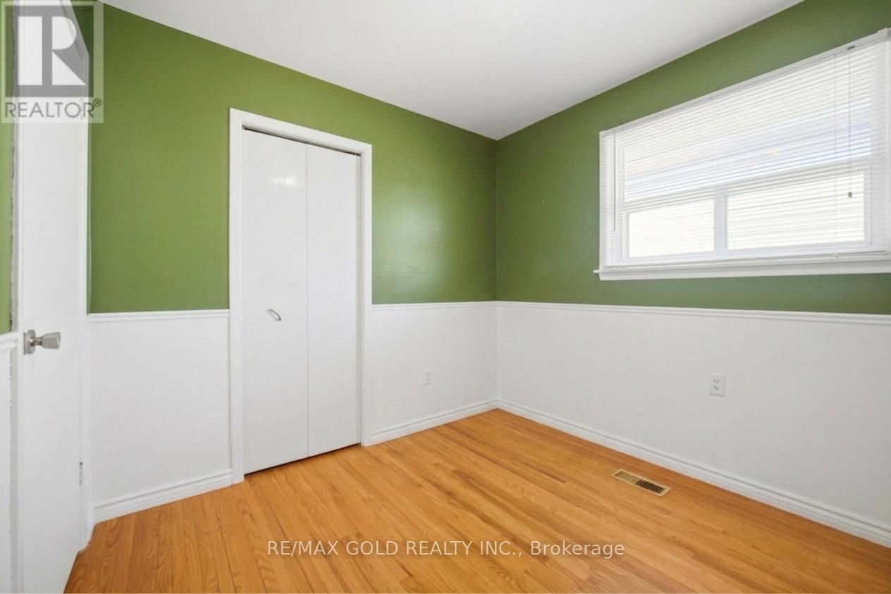 877 CONSORT CRESCENT Image 26