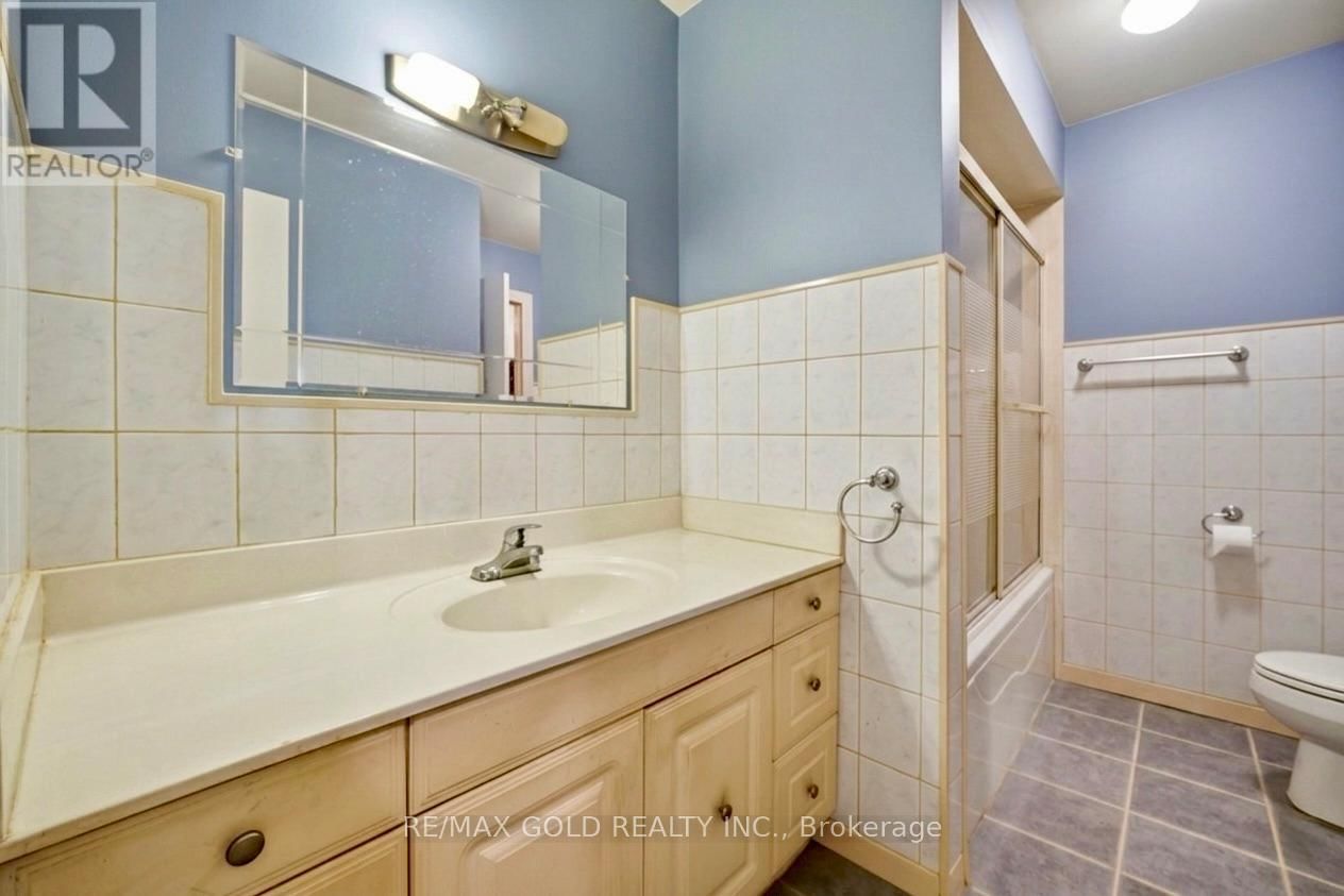 877 CONSORT CRESCENT Image 27