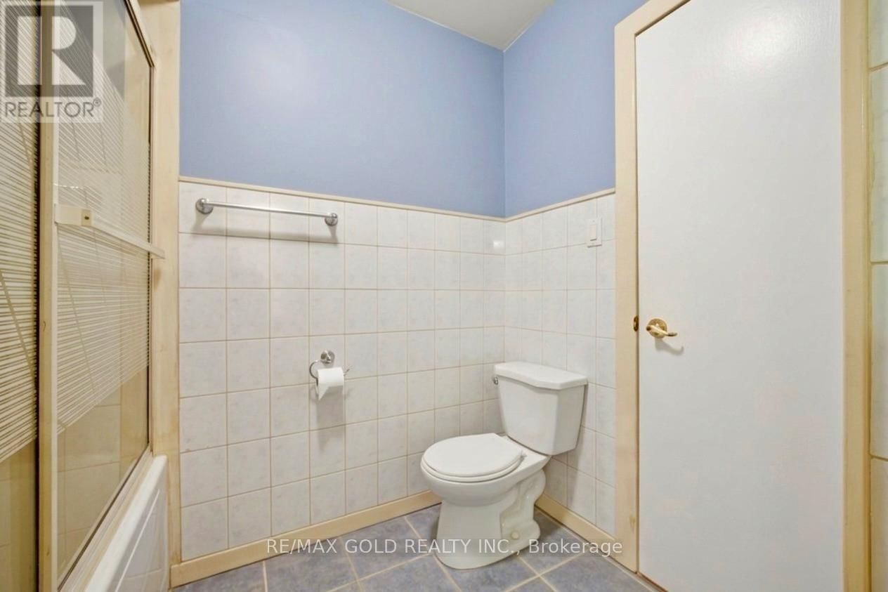 877 CONSORT CRESCENT Image 28