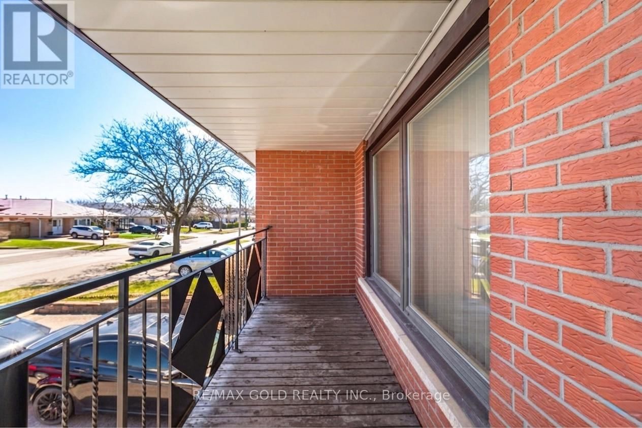 877 CONSORT CRESCENT Image 29