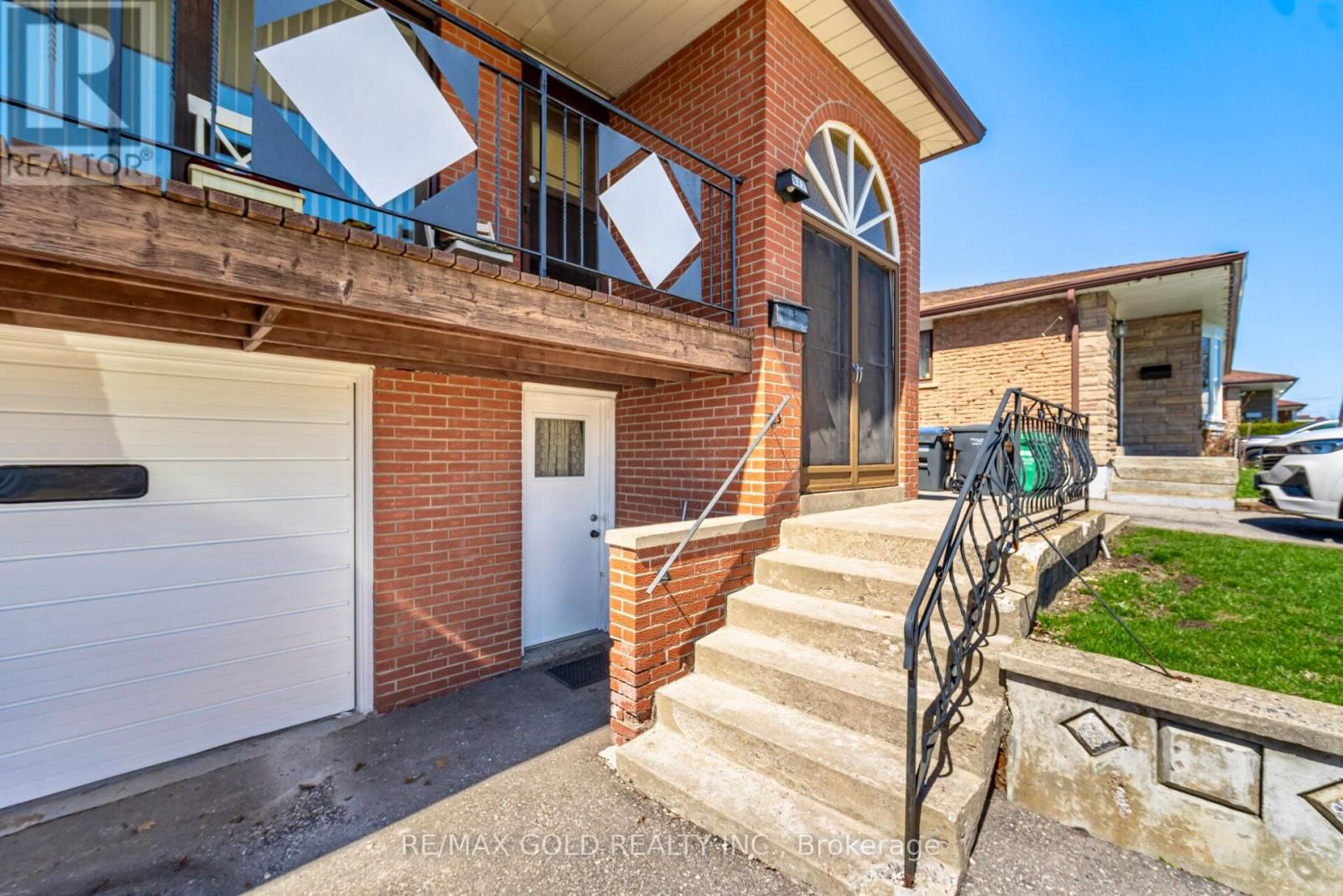 877 CONSORT CRESCENT Image 3