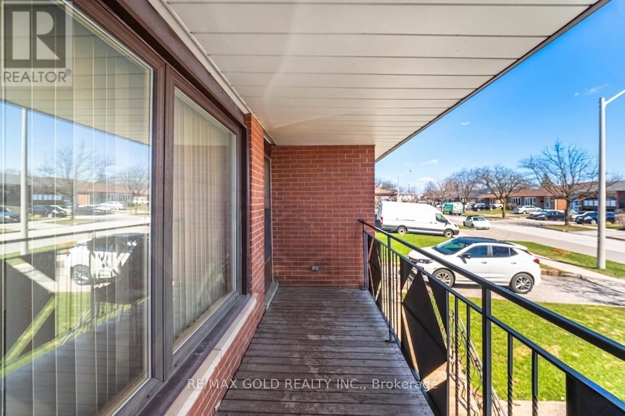 877 CONSORT CRESCENT Image 30