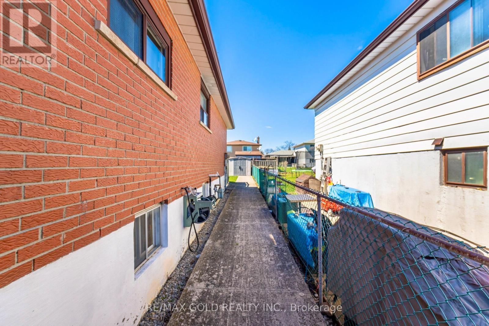 877 CONSORT CRESCENT Image 31