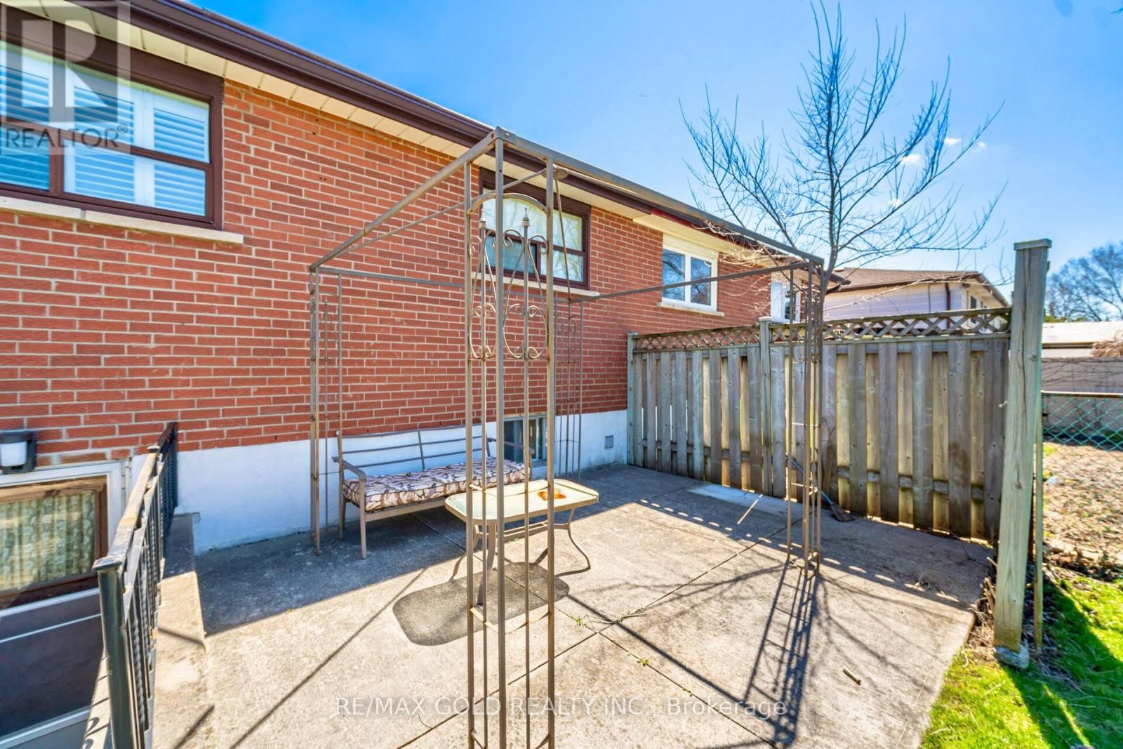 877 CONSORT CRESCENT Image 32