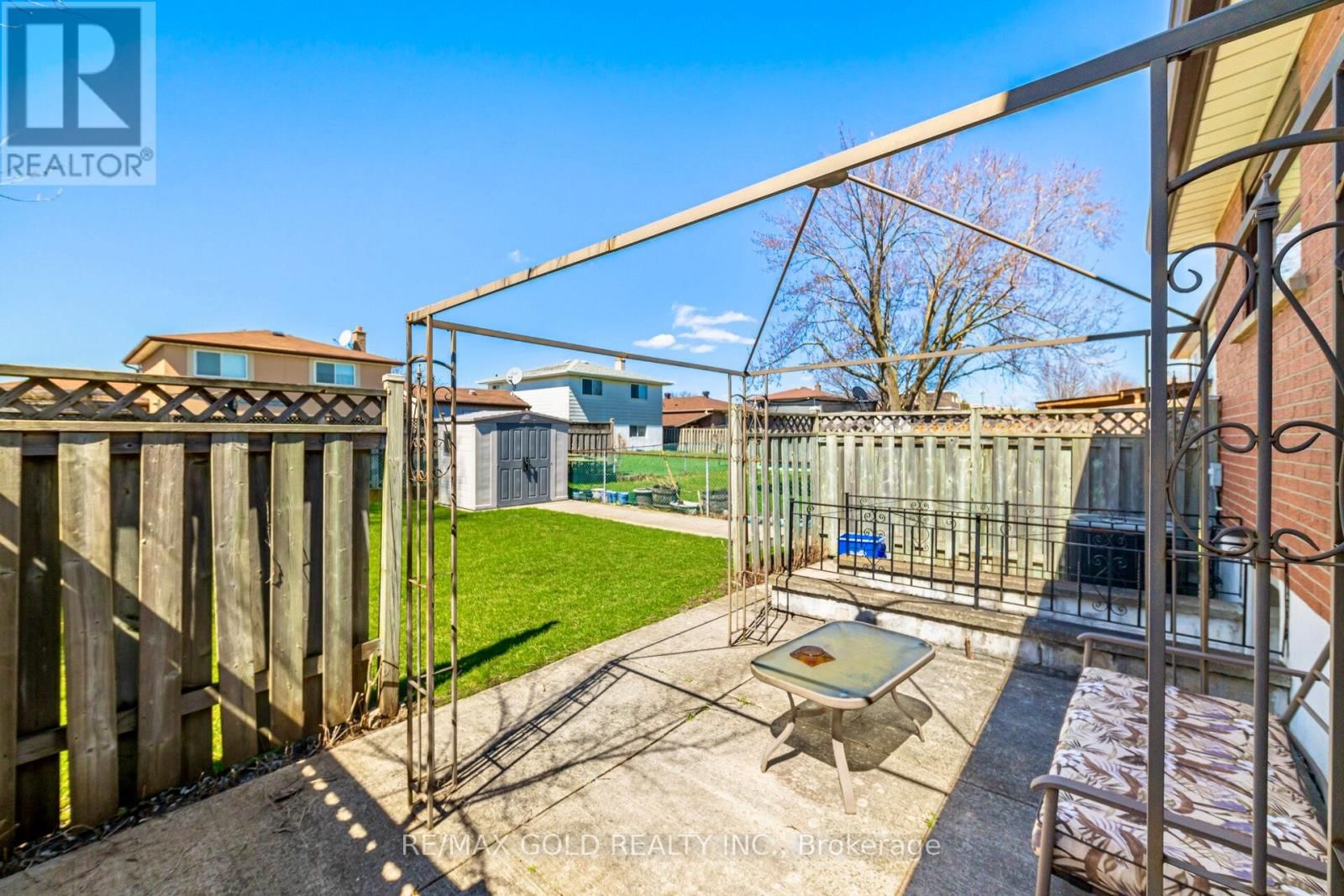 877 CONSORT CRESCENT Image 33