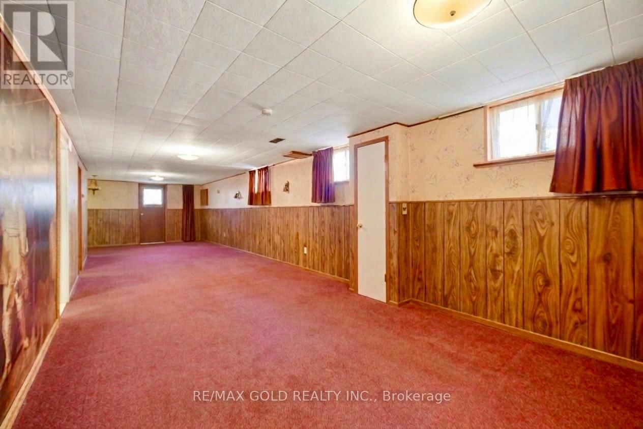 877 CONSORT CRESCENT Image 34