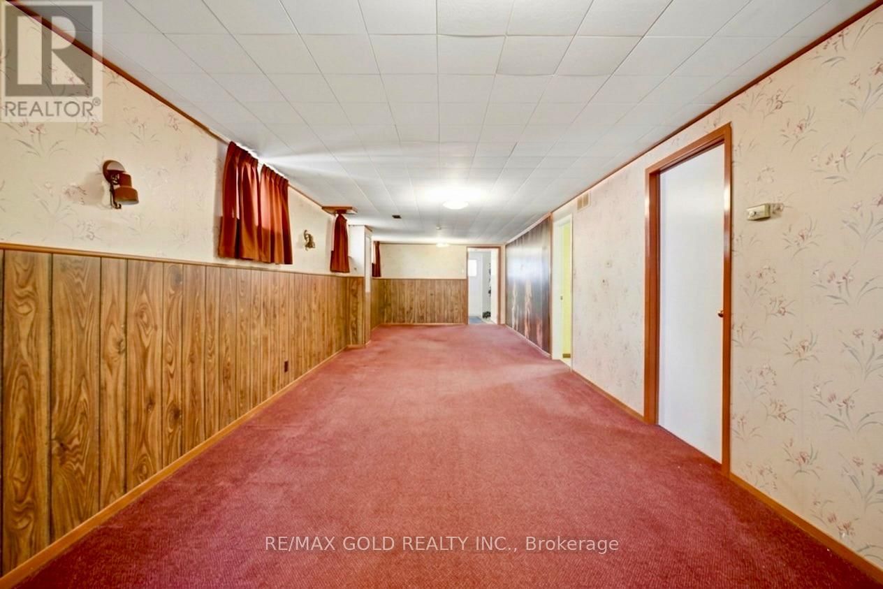 877 CONSORT CRESCENT Image 35