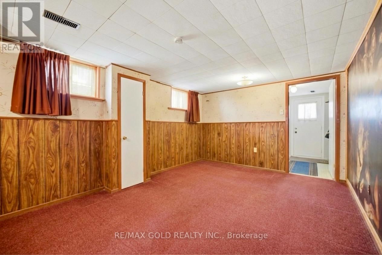 877 CONSORT CRESCENT Image 36