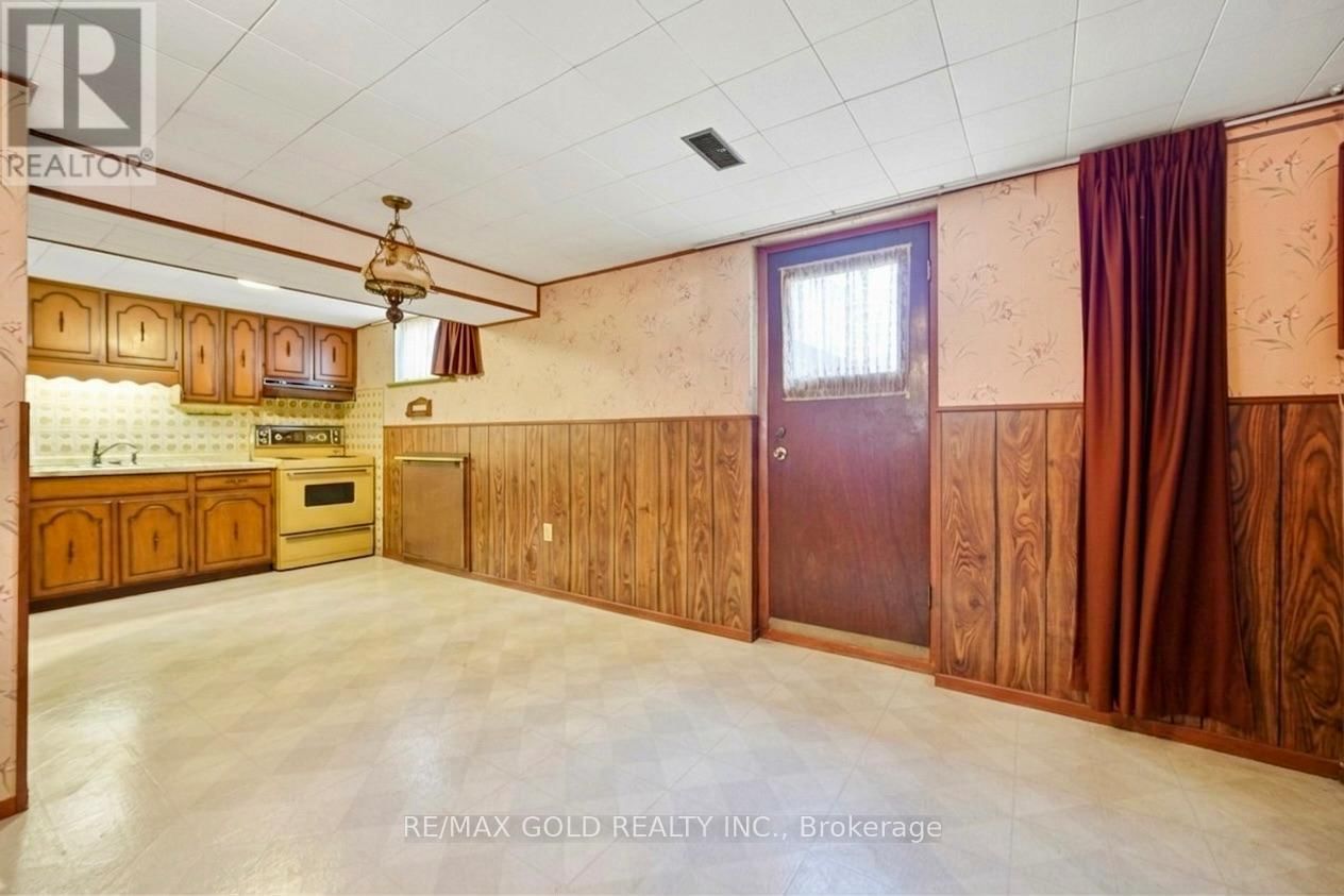 877 CONSORT CRESCENT Image 37