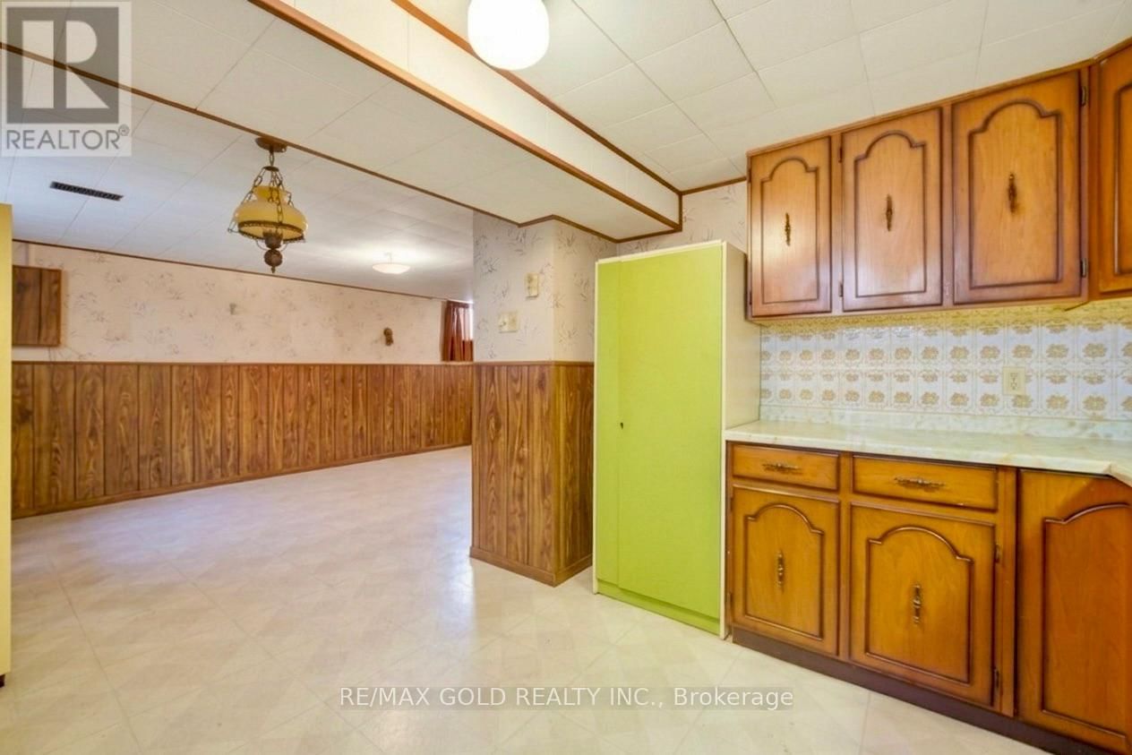 877 CONSORT CRESCENT Image 38