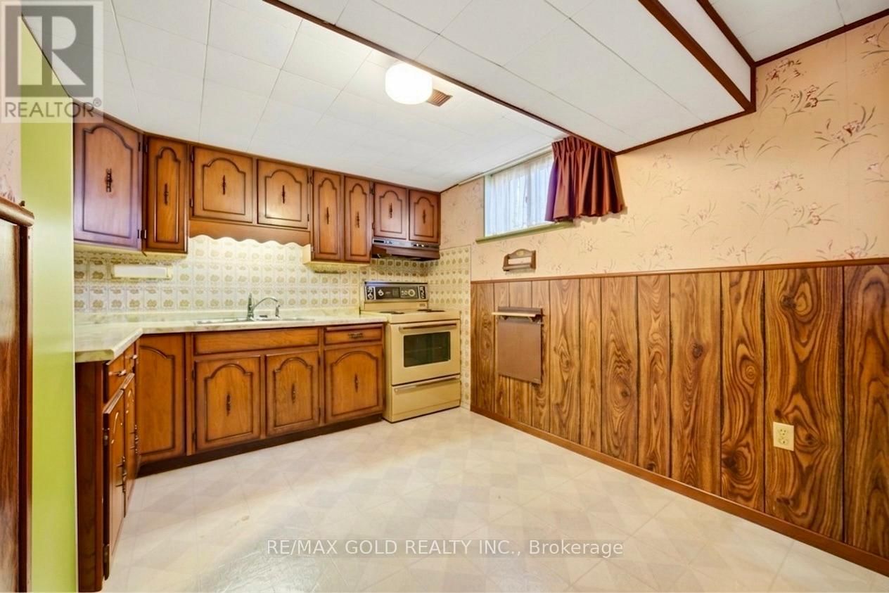 877 CONSORT CRESCENT Image 39