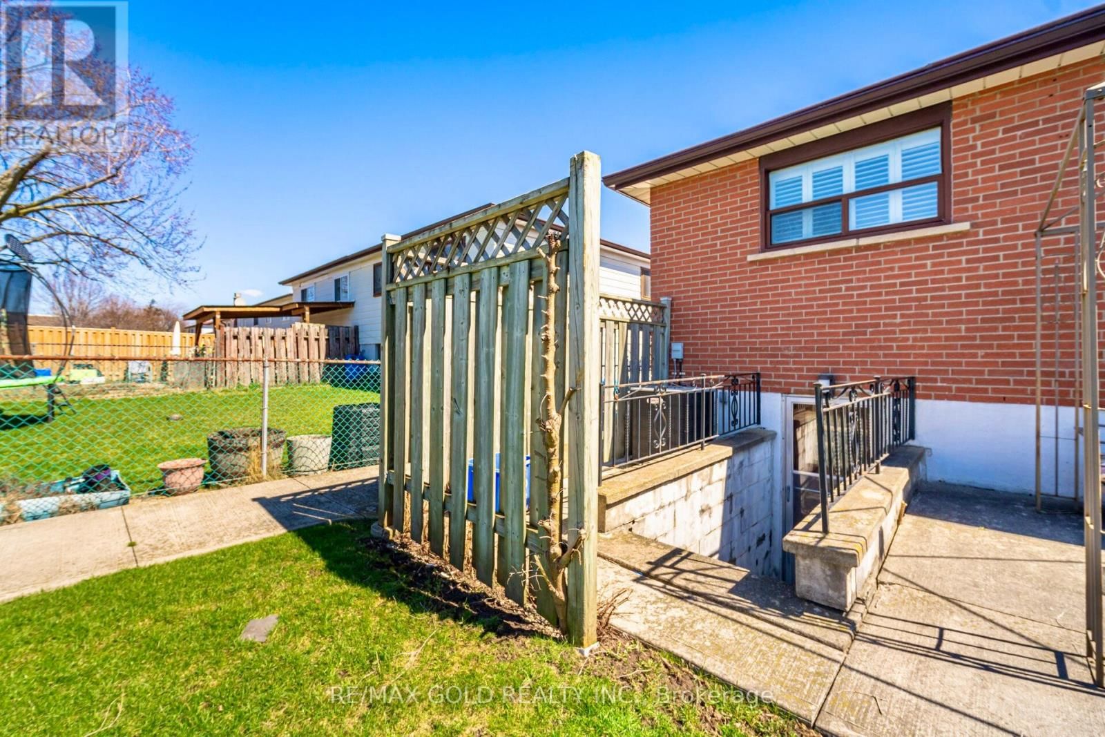 877 CONSORT CRESCENT Image 42