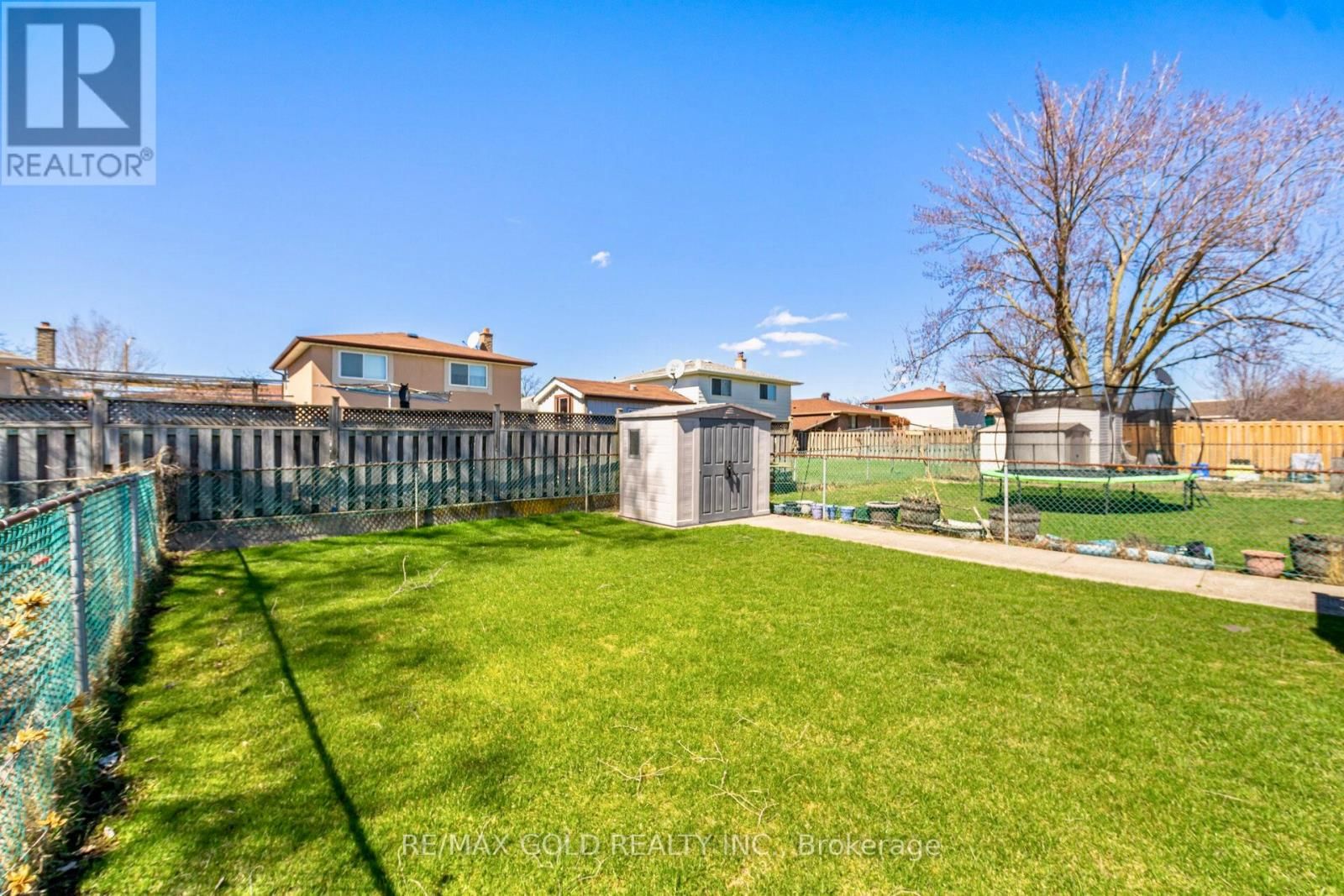 877 CONSORT CRESCENT Image 43